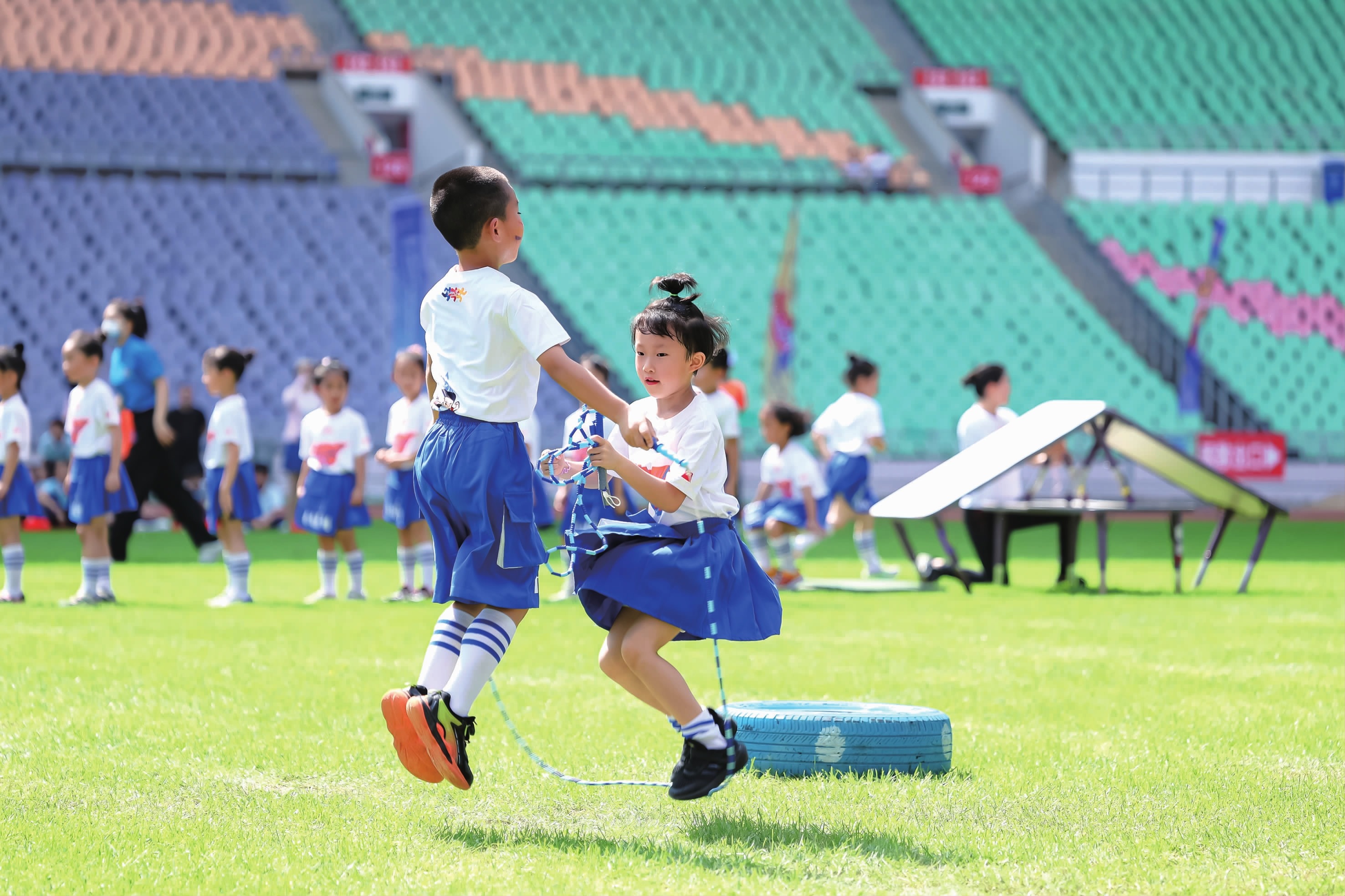 英超争冠关键战：阿森纳2-2利物浦